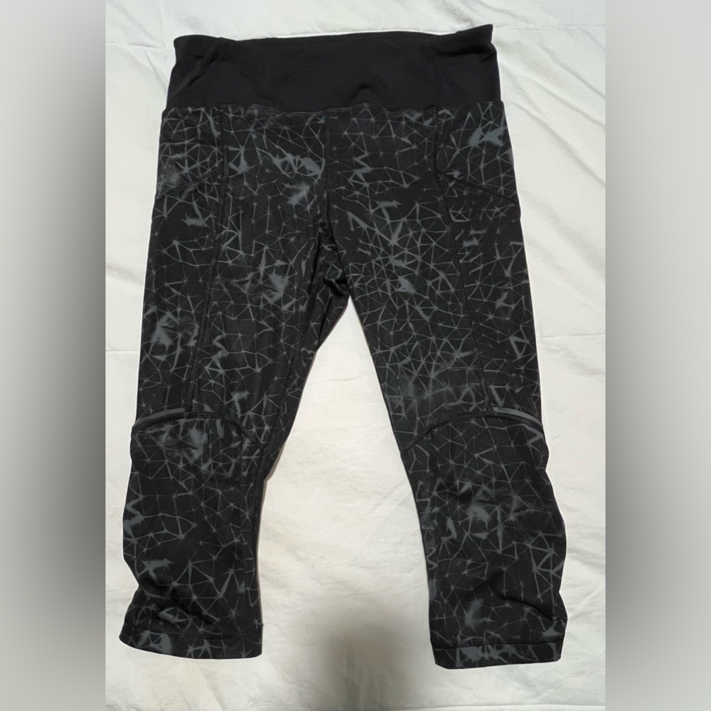 Women’s Black Geometric Print Leggings calf length